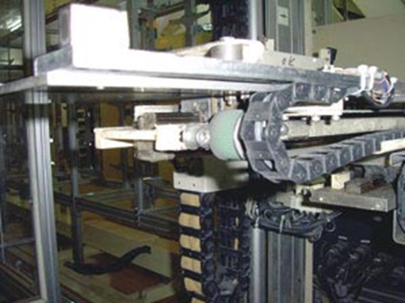 Continuous-flex cable on stacking unit for phosphorous screens 