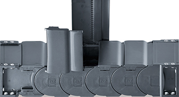 Protection économique contre les copeaux avec les gaines porte-câbles R2.1 igus®