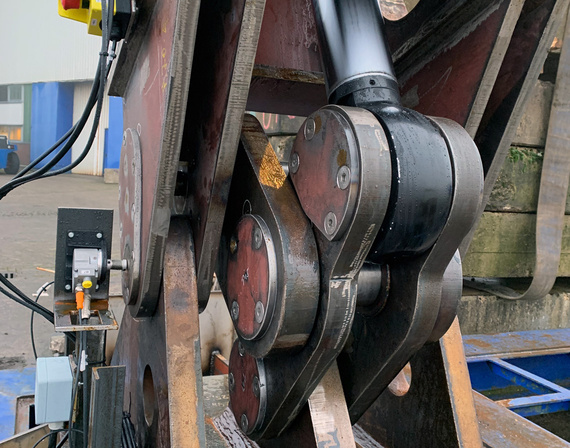 A-frame pivoting kinematics with iglidur TX1 plain bearings