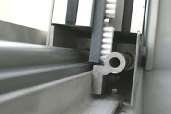 Mécanisme de la porte de sécurité d'une installation de lavage