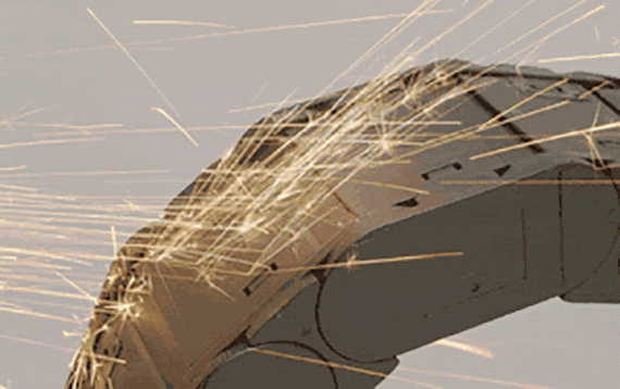 Chaîne porte-câbles face à des températures extrêmes et des copeaux brûlants