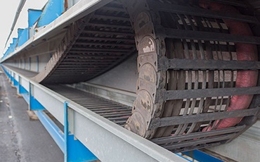 Chaîne porte-câbles avec une course de 615 m dans une centrale