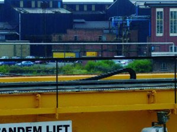 igus® a remplacé les chariots à câbles de dix-sept ponts roulants extérieurs par des systèmes de chaînes porte-câbles confectionnés prêts à monter « readychain® »