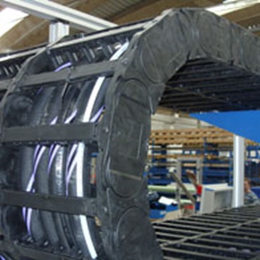 Chaîne porte-câbles avec picots amortisseurs pour réduire le bruit