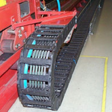 Chaîne porte-câbles E4 dans une installation de crash-test