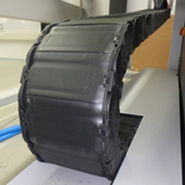 Gaine porte-câbles sur une machine-outil