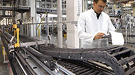 Laboratoire de tests pour chaînes porte-câbles igus®