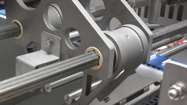 Hexagonal guide in the sausage link cutting machine.