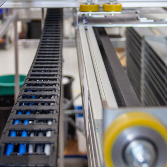 Chaîne porte-câbles dans le transgerbeur