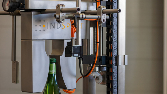 Appareil de contrôle avec chaîne porte-câbles