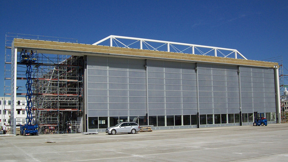 Rideau métallique roulant sur un hangar pour avions