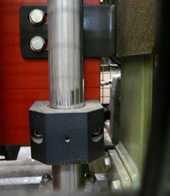 Dry operating plain bearings in the vertical movement