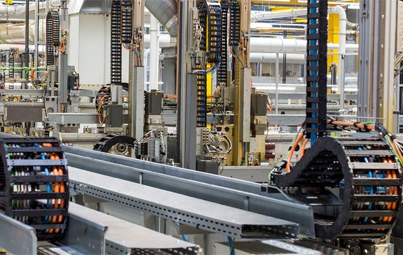 En cas de rupture de la chaîne porte-câbles, l'installation s'arrête automatiquement, ce qui permet d'éviter les dommages consécutifs.