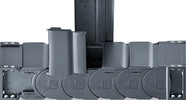 Protection économique contre les copeaux avec les gaines porte-câbles R2.1 igus®