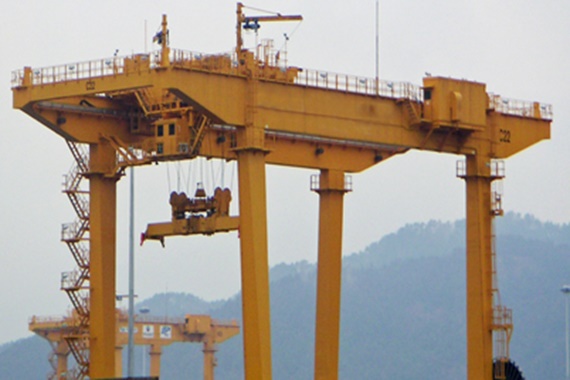 Grue RMG avec chaînes porte-câbles igus® et câbles chainflex®