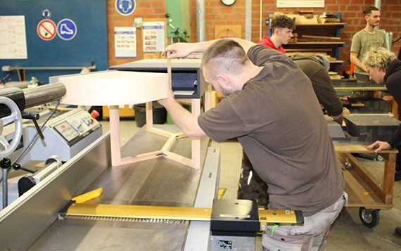 Des ébénistes montent des guidages linéaires drylin® de la société igus