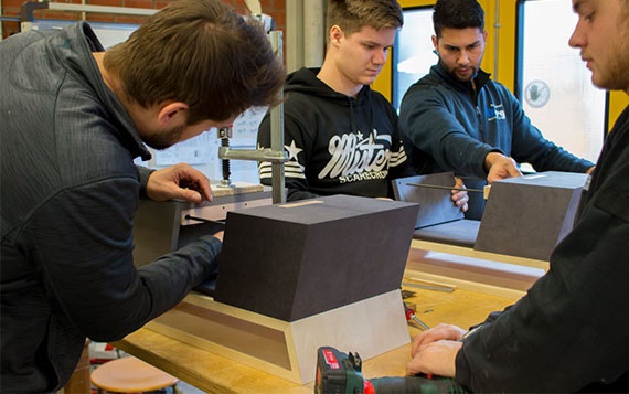 Montage d'arbres ronds igus drylin® par des apprentis