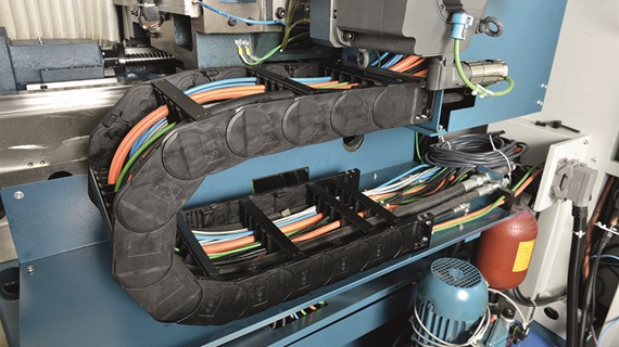 Chaîne porte-câbles dans une machine-outil