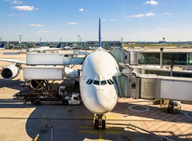 Avitaillement d'avion à l'aéroport