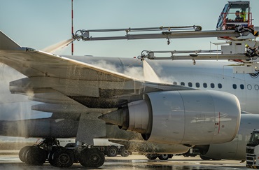 Avion et véhicule de dégivrage