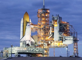 Fusée sur rampe de lancement