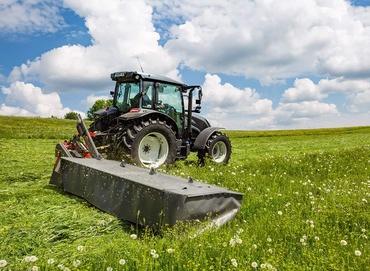 Machine de récolte dans un pré