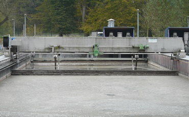 Racleur dans un bassin de décantation primaire