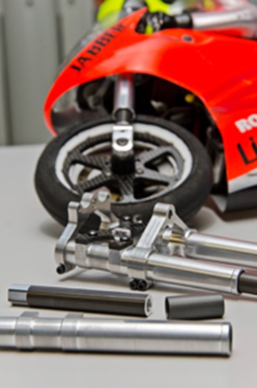 La moto RC a une vitesse de pointe de 110 km/h.