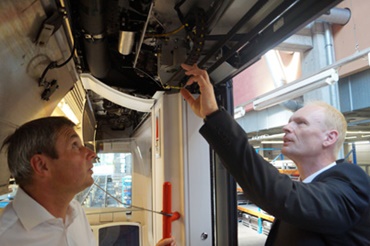 Le technicien de la société VAG Robert Meier et le Technico-Commercial igus® GmbH Werner Pecher, contrôlent un système de porte doté de câbles chainflex® et d'une chaîne porte-câbles.