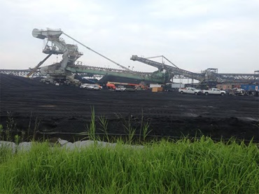 Photo d'un engin de reprise au stock