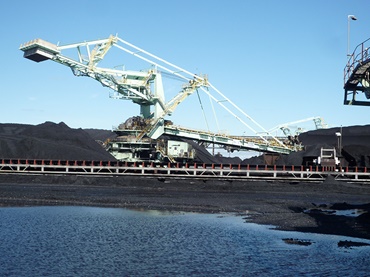 Photo d'un engin de reprise au stock