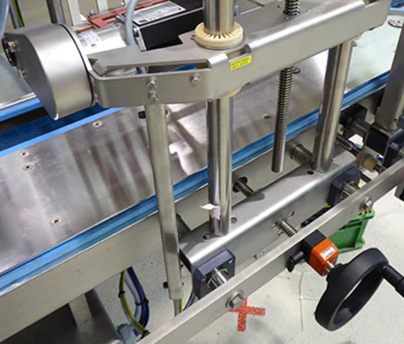 Labeling machine with drylin® W profile rail