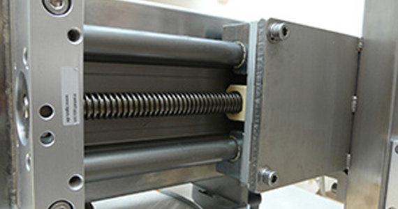 Axes linéaires drylin SLW dans une installation de soutirage