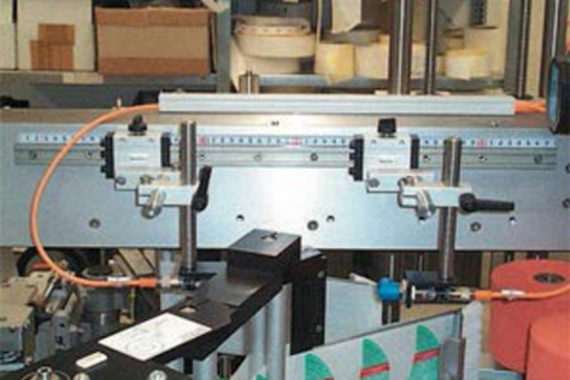 Guidage linéaire sur rail drylin® T dans l'alimentation en étiquettes d'une machine d'emballage