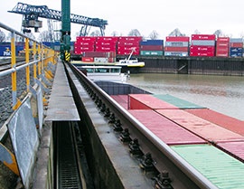 Chaîne porte-câbles à roulettes dans des grues
