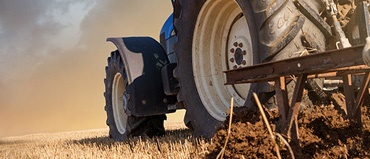 Machine agricole dans un champ