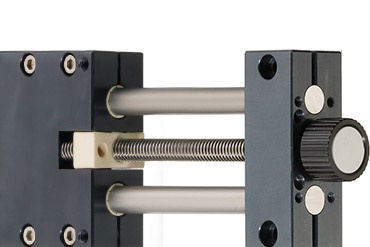 Table linéaire à vis et précontrainte