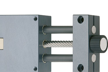 Table linéaire à entraînement à vis hélicoïdale pour les vitesses élevées