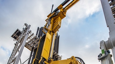 Système de manutention de tubes avec chaîne porte-câbles igus