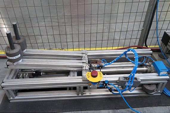 Banc d'essais de course linéaire longue