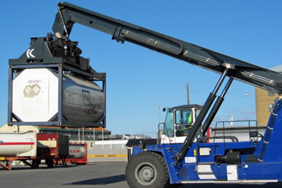 Empileurs à portée avec chaînes porte-câbles igus® et câbles chainflex®