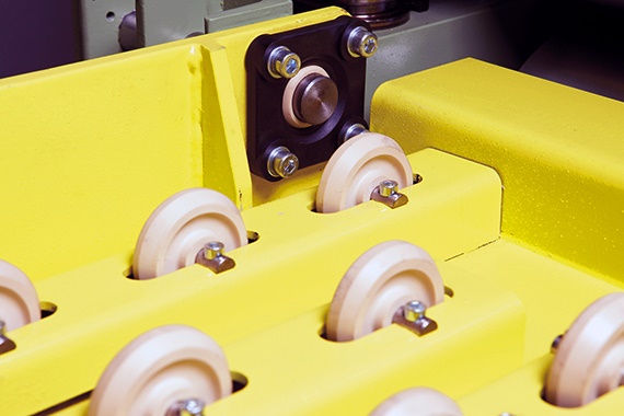 The igubal fixed flange bearings with mounting holes, wear-resistant and insensitive iglidur rollers for conveyor belt transport.