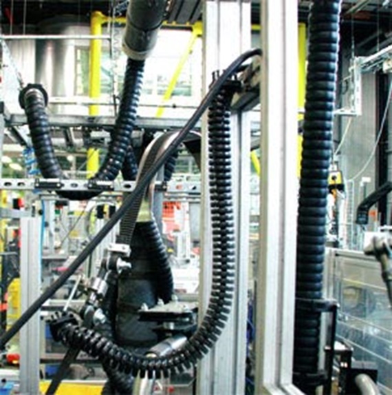 Essais de torsion de la triflex® R dans le laboratoire igus® de Cologne