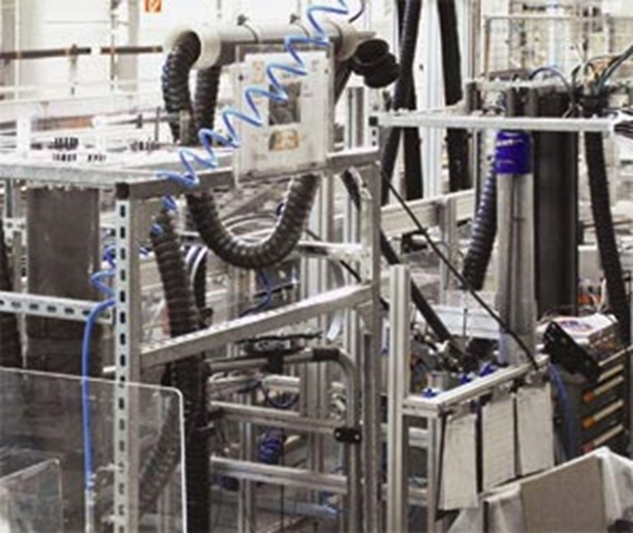 Essais de torsion de la triflex® R dans le laboratoire igus® de Cologne