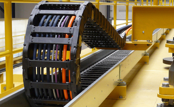 Chaîne porte-câbles à roulettes