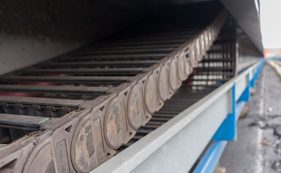 Chaîne porte-câbles à roulettes