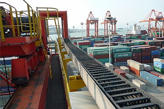 Grue RTG avec chaînes porte-câbles igus® et câbles chainflex®