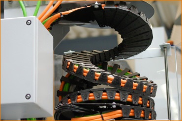 Chaînes porte-câbles pour mouvements circulaires et en spirale
