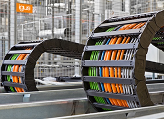 Chaîne porte-câbles avec câbles dans le laboratoire de tests