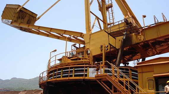 Shovel loader with energy chain